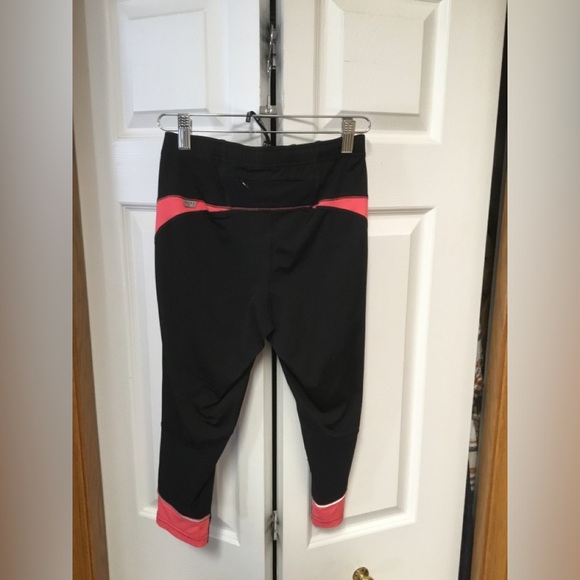 Lady’s 3/4 running tights. - Picture 2 of 3